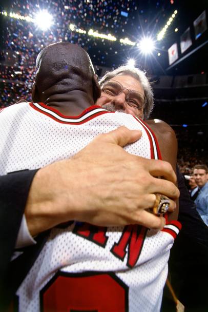 13 giugno 1997: Chicago batte Utah in gara-6 e conquista il quinto titolo. Phil Jackson abbraccia Michael Jordan